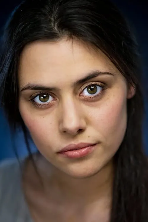 Samantha Bolter interpretando a Nanny