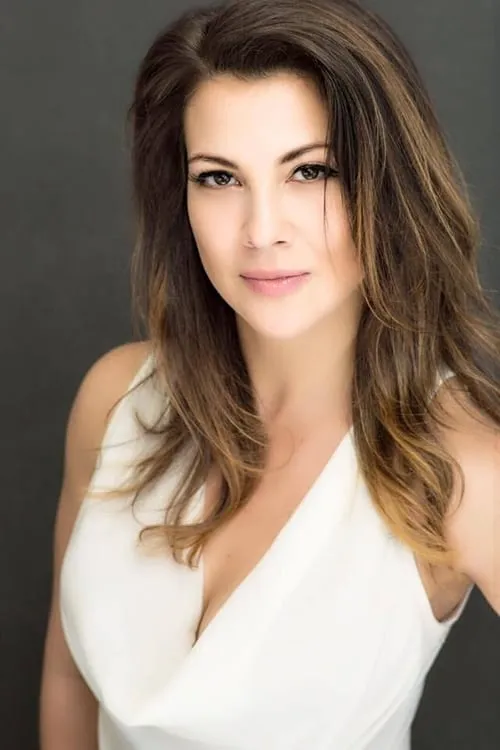 Samantha Ivers interpretando a Tracy