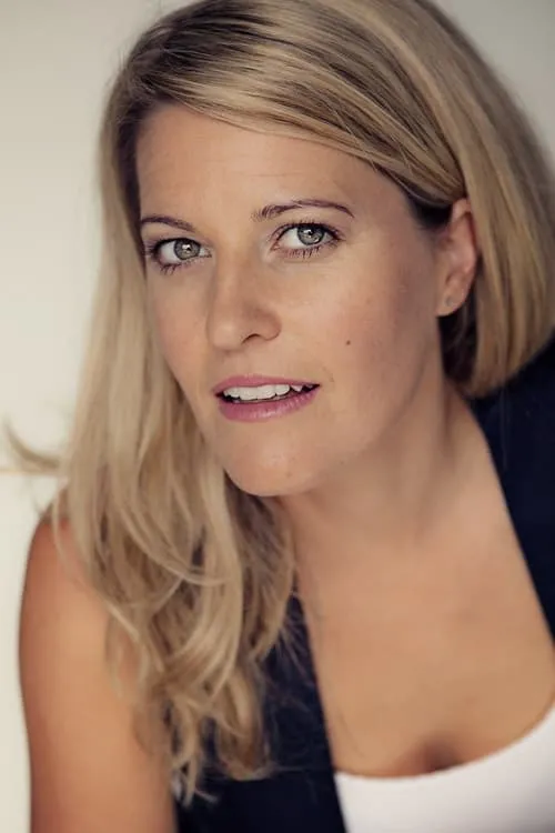 Samantha Murray interpretando a Maisie