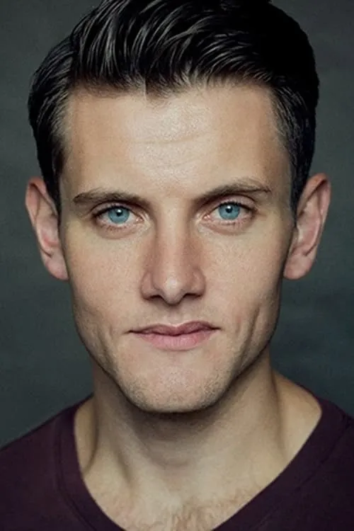 Samuel Holmes interpretando a Christopher Belling