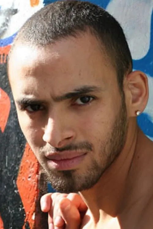 Samy Iskander interpretando a