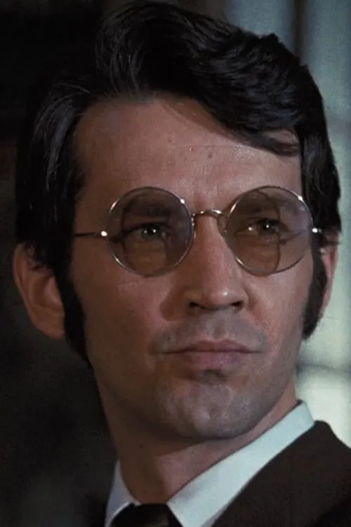 Sandor Elès interpretando a Bugatti