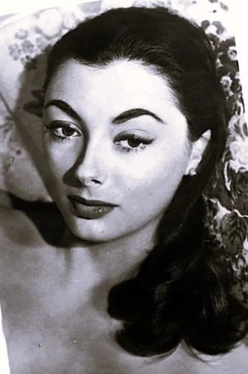 Sandra Francis interpretando a Evelyn Webb