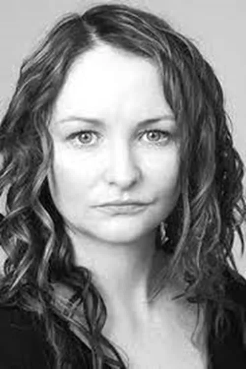 Sandra Ni Bhroin interpretando a Woman