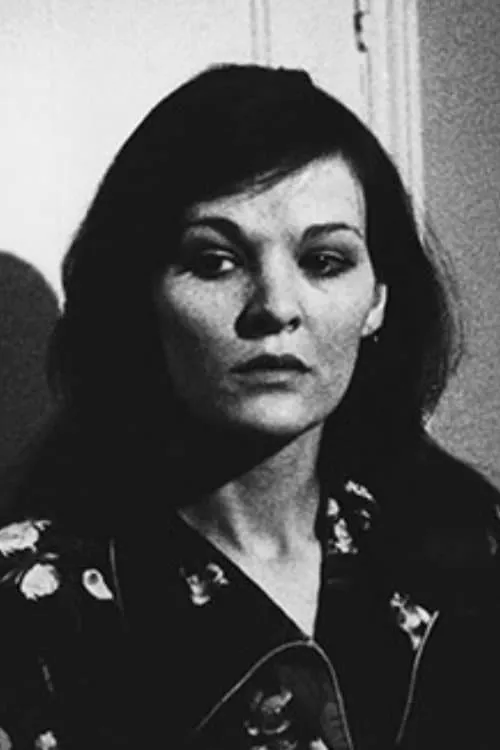 Sandy Ratcliff interpretando a Kathy