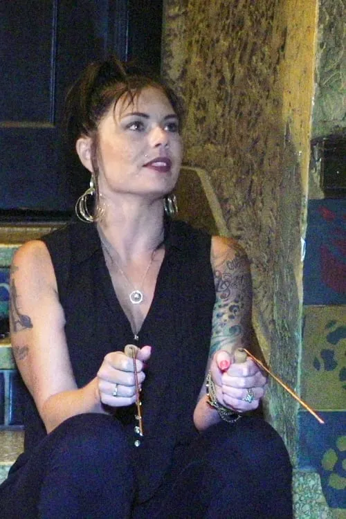 Sara Smith interpretando a Paranormal Investigator