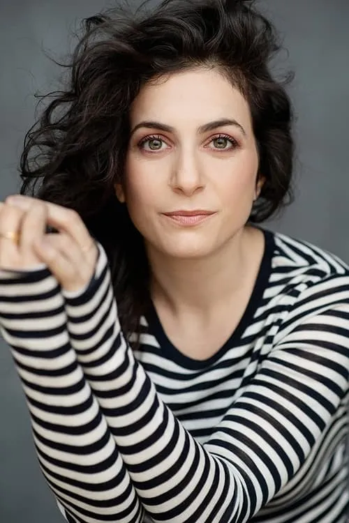 Sarah Baskin interpretando a Gwen