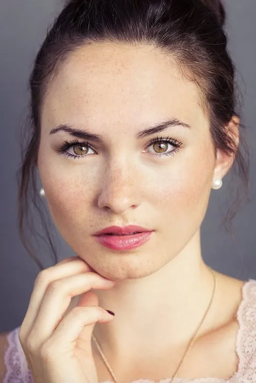 Sarah Bellini interpretando a Leonie