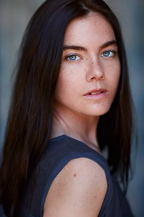 Sarah J. Bartholomew interpretando a Hannah