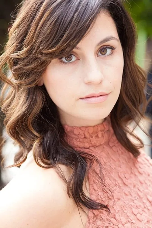 Sarah Karjian interpretando a Dead body