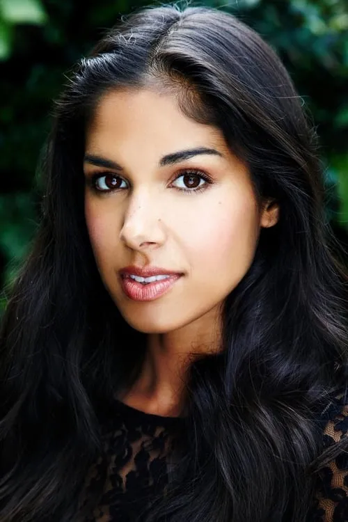 Sarah Roberts interpretando a Ankhila Sarduka