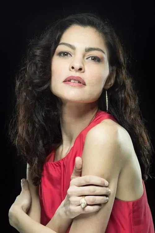 Sarah Shahin interpretando a 