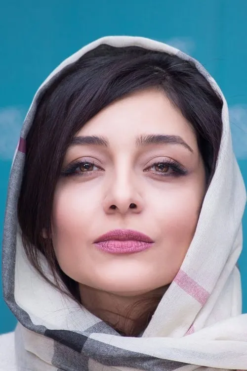 Sare Bayat interpretando a Razieh