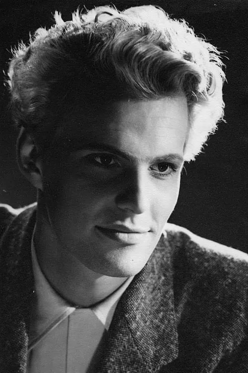 Saulo Haarla interpretando a Yrjö