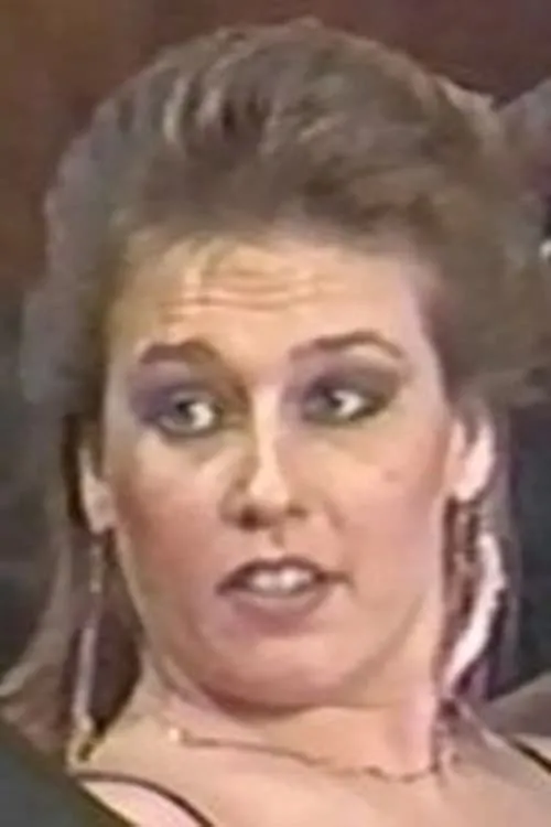 Scarlet Scarleau interpretando a 