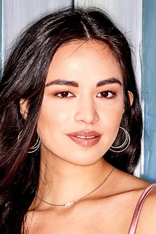 Scarlett Alexis interpretando a Alexa