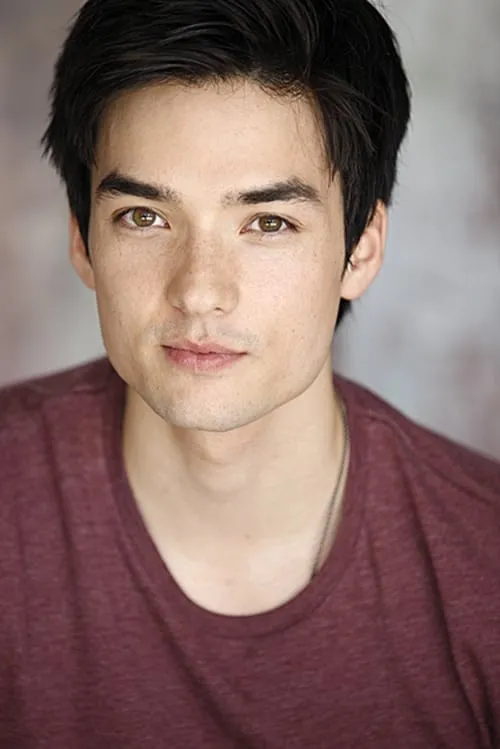 Scott Dunn interpretando a Jay Mandao