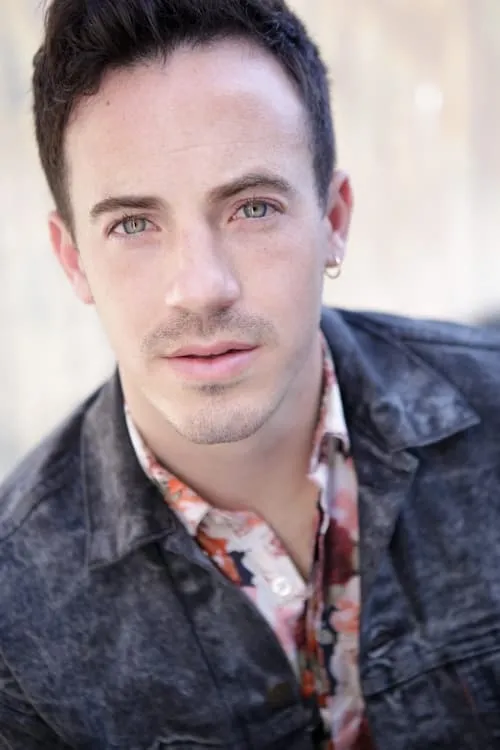 Scott Monahan interpretando a Curtis