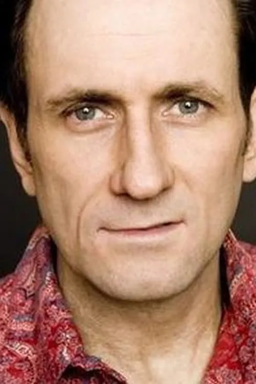 Scott Sowers interpretando a Mr. Brown