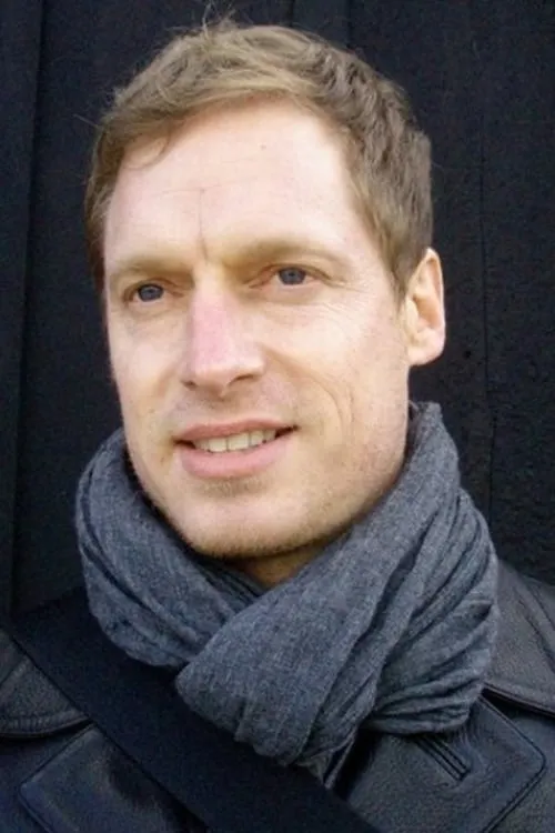 Scott Thrun interpretando a Moody Policeman