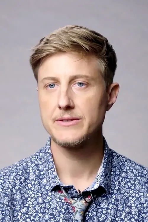 Scott Turner Schofield interpretando a Robin Jones