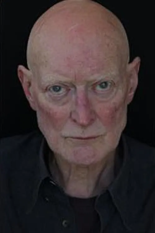 Sean Buckley interpretando a Old Man