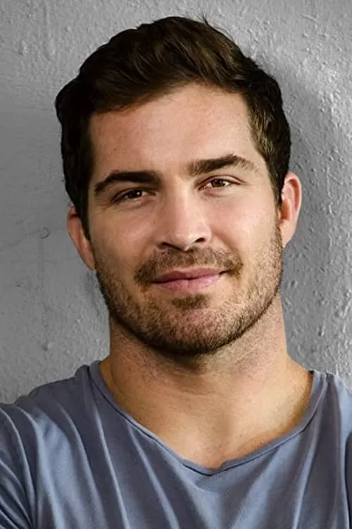 Sean Crampton interpretando a Woodman