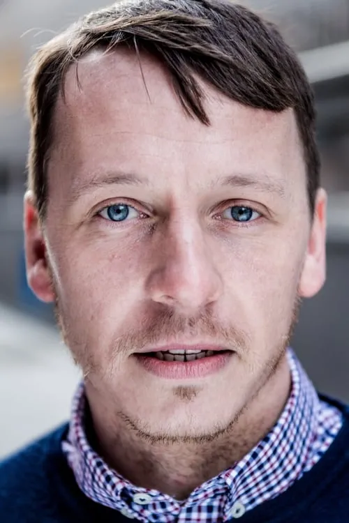 Sean Croke interpretando a 