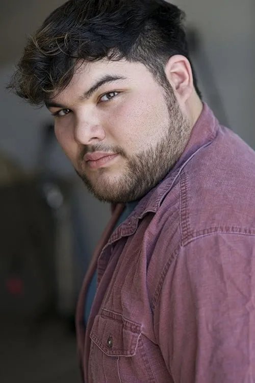 Sean Liang interpretando a Cousin Andy