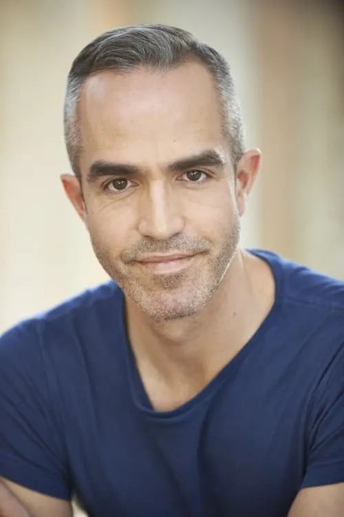 Sean Redpath interpretando a Khan