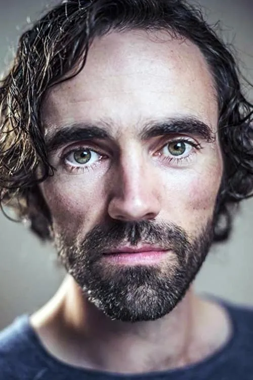 Seán T. Ó Meallaigh interpretando a Joe Jnr