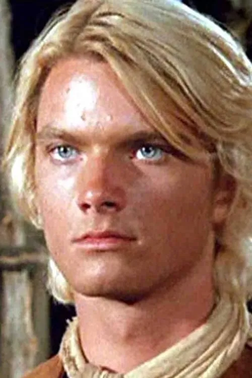 Sebastian Harrison interpretando a TV Interviewer