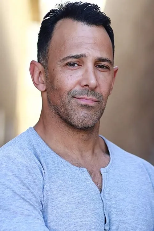 Sebastian La Cause interpretando a Russ