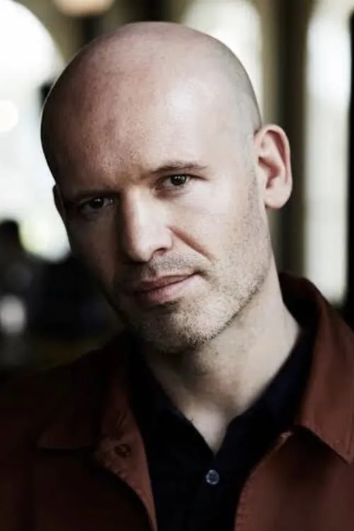 Sebastian Rice-Edwards interpretando a Bill