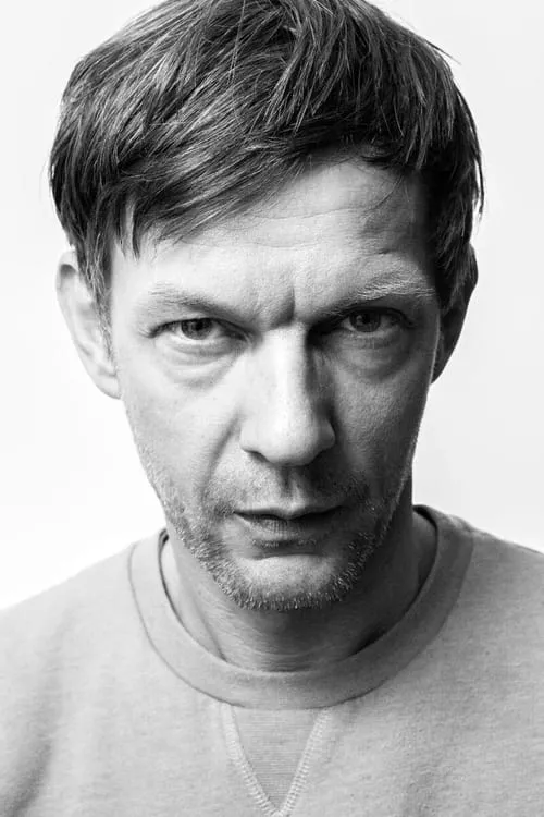 Sebastian Rudolph interpretando a Wolfgang