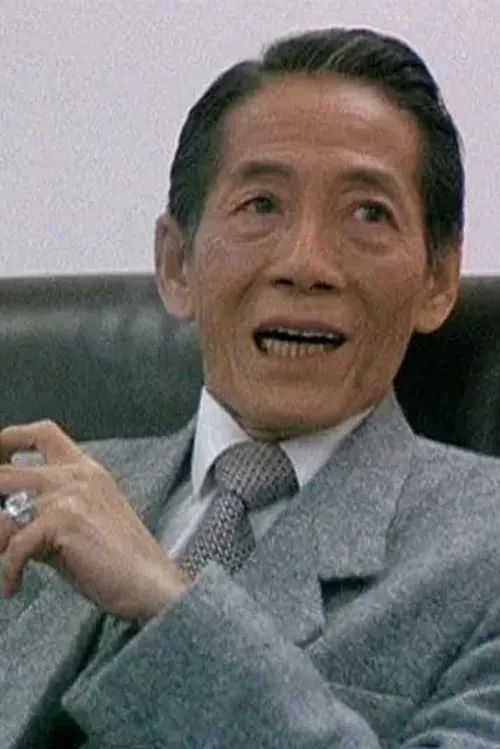 Sek Yin-Tsi interpretando a Mr. Yiu