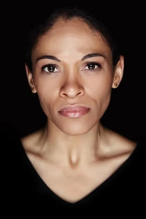 Selena Anduze interpretando a Apron Annie