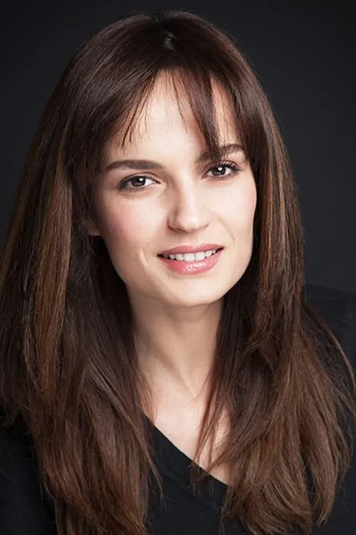 Selin Demiratar interpretando a Dedektif Jennifer