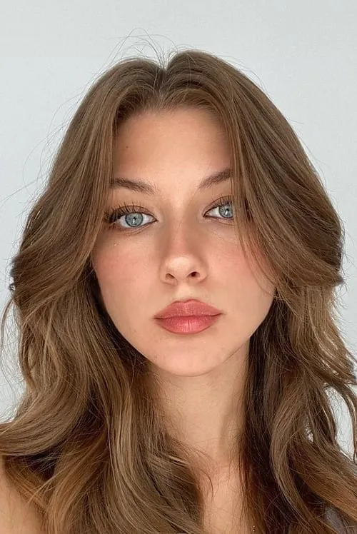 Ece Kazimoglu ha trabajado con Selinay Taşol en 1 ocasiones