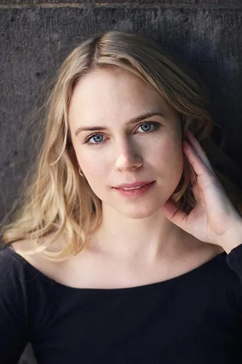 Senie Priti interpretando a Karen