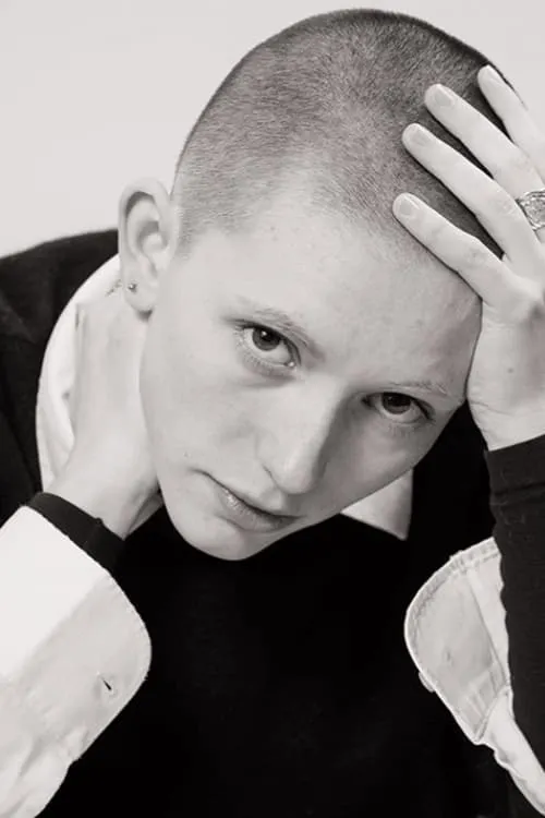 Senna O'Hara interpretando a Nadine Logan