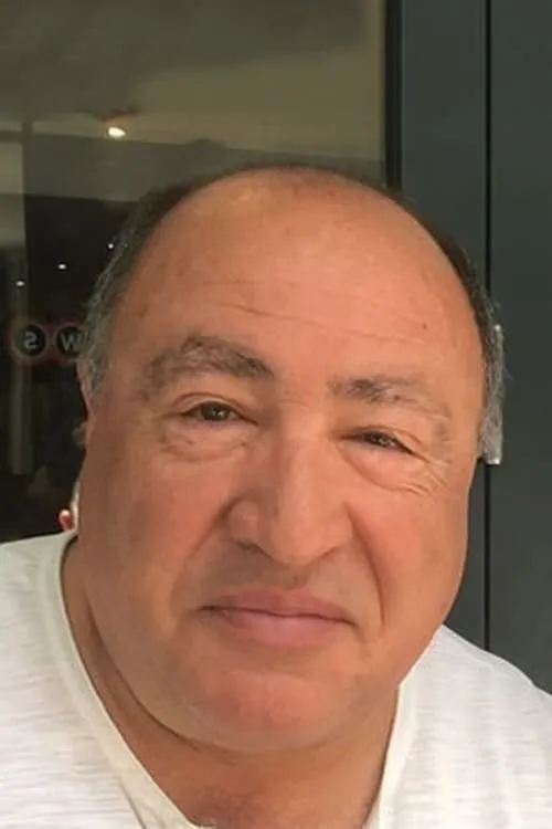 Roy Barker ha trabajado con Senol Mat en 1 ocasiones