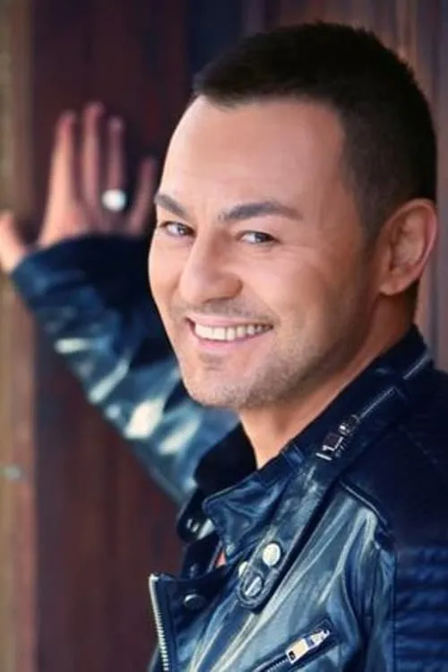 Serdar Ortaç interpretando a