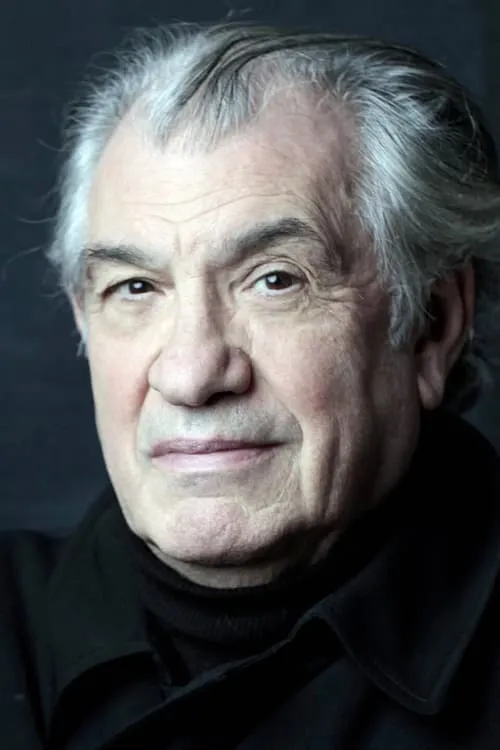 Serge July interpretando a Self