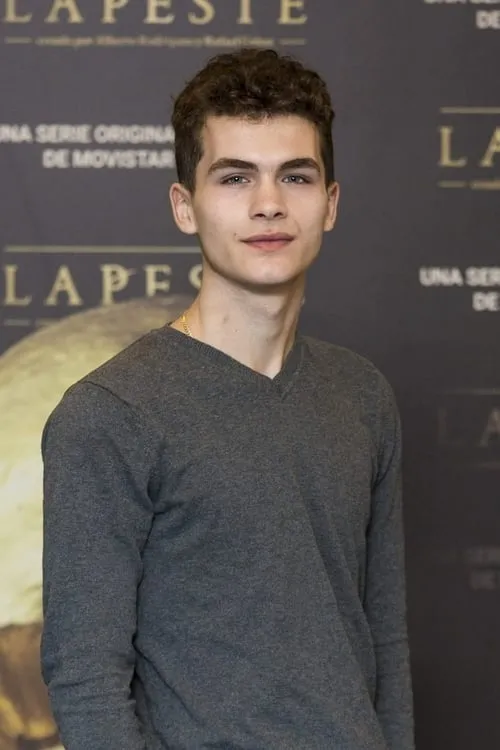 Sergio Castellanos interpretando a Raúl