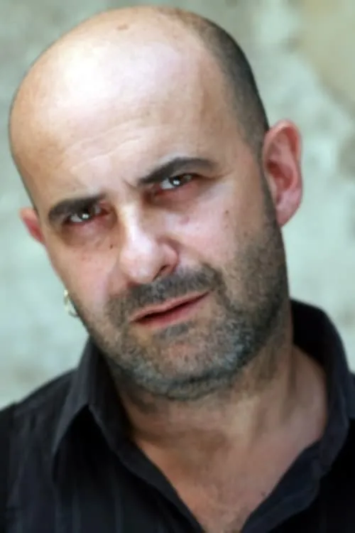 Sergio Longobardi interpretando a Salvatore