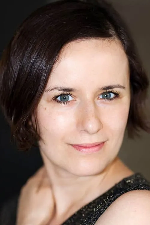 Sesil Plezhe interpretando a Lilian