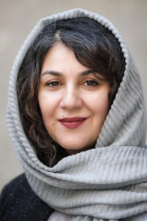 Setare Eskandari interpretando a