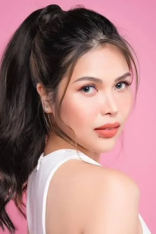 Shaine Vasquez interpretando a Mina