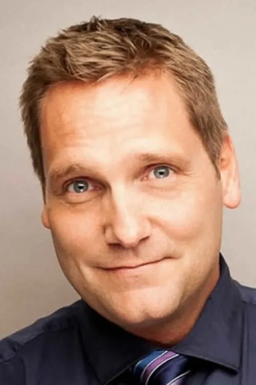 Shane Daly interpretando a Mick